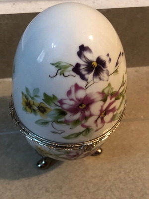 Αβγό πορσελάνη σε άριστη κατάσταση