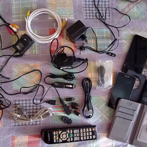 Chargers and accessories like new, pack with cables and old phones