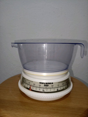 Soehnle kitchen scale used with bowl and embossed measurement lines