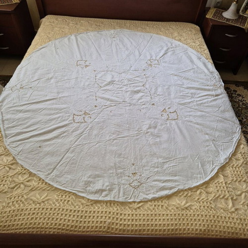 Round machine embroidered tablecloth white new, diameter 1.60
