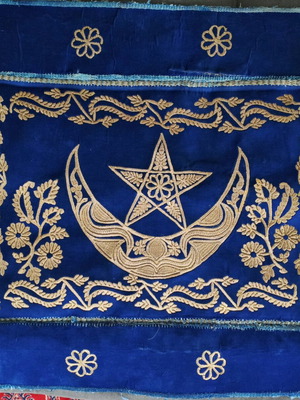 Βελούδινο χρυσοκέντητο κάλυμμα τραπεζιού μεταχειρισμένο