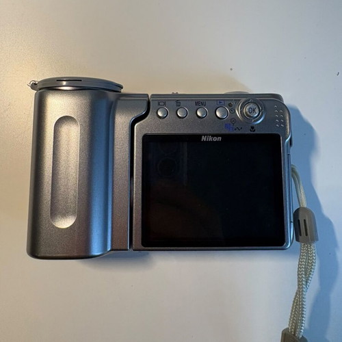 Nikon Coolpix S4 camera like new, for parts or repair