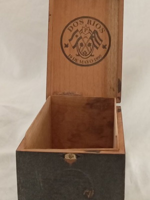Dos Rios Extra large cigar box used