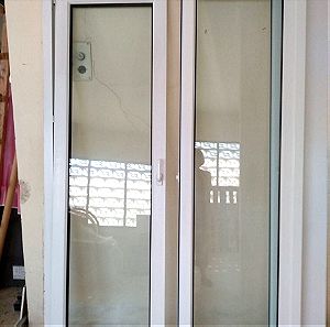 Δίφυλλη πόρτα αλουμινίου με διπλό τζάμι.