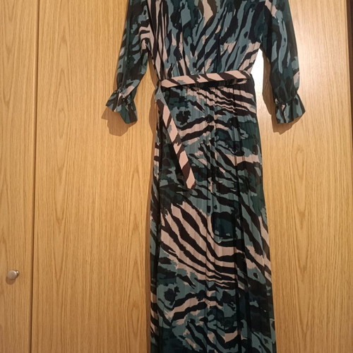 IFOS women's dress with 3/4 sleeve, pleated skirt and belt like new, black and green