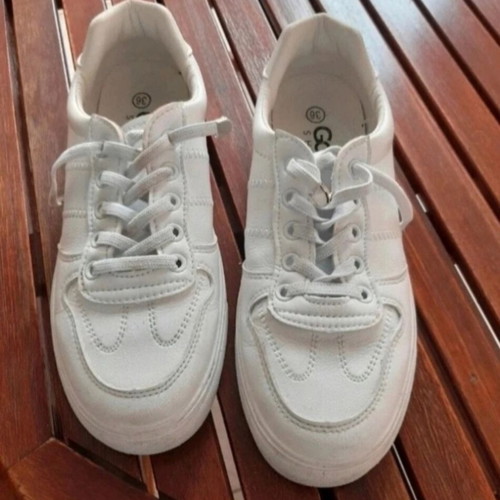 GoGo Shoes white athletic shoes size 36 used