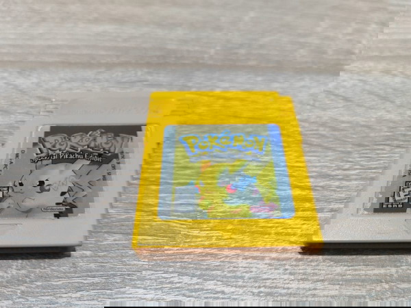 Pokemon Yellow USA αυθεντική με αλλαγμένη καινούργια μπαταρία και shiny sticker