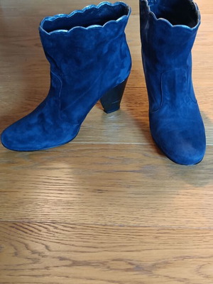 Tara Jarmon Blue Suede Ankle Boots like new, size 37