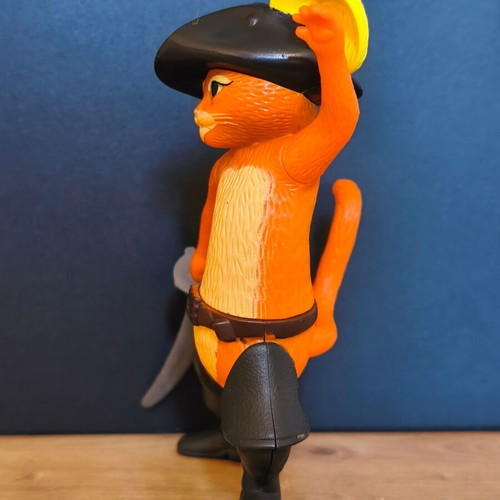 2011 Puss in Boots McDonald's figure