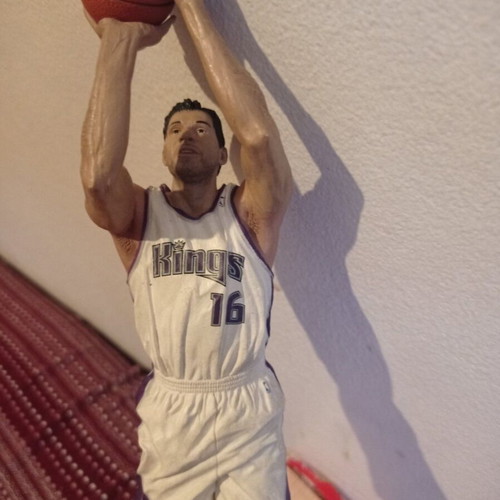 Peja Stojakovic McFarlane NBA Series 2004 figure like new with NBA backboard
