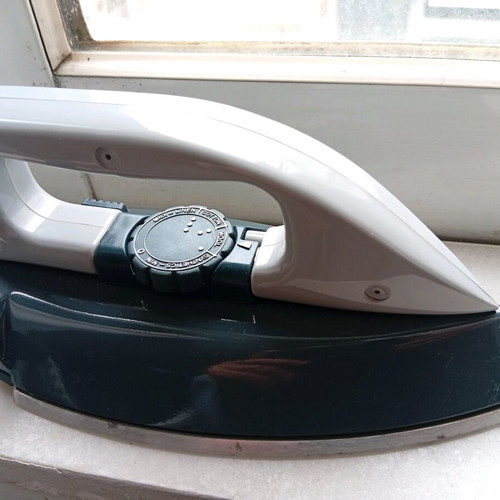 GEA travel electric iron like new, fully functional