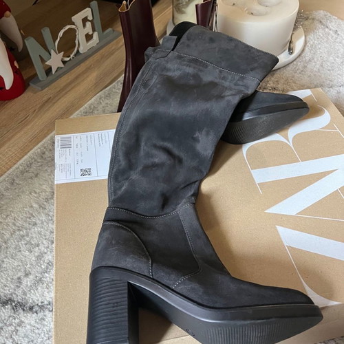 Kurt Geiger tall grey suede boots new, size 37