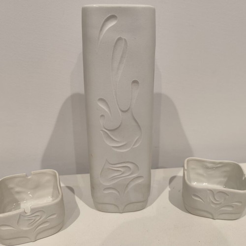 White ceramic vase with two square ashtrays, embossed design