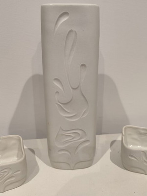 White ceramic vase with two square ashtrays, embossed design