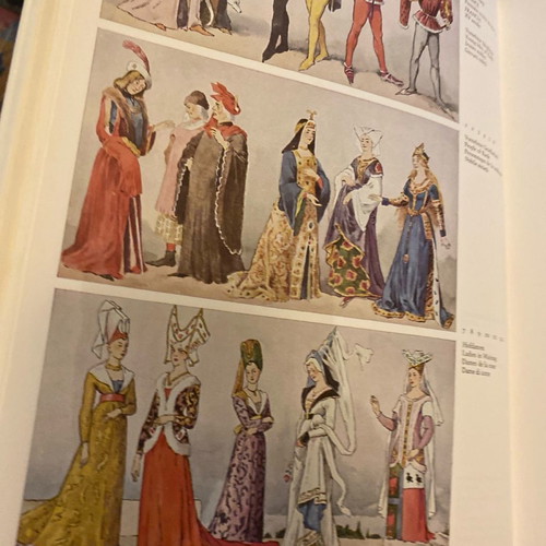 Encyclopedie du costume book like new, French edition