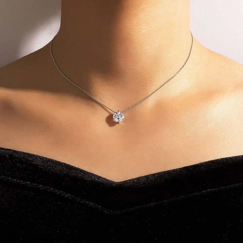 Necklace new in silver color