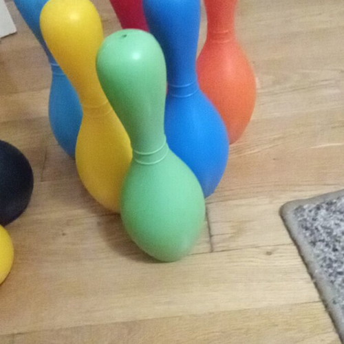Bowling game for kids like new with 6 pins and 2 balls