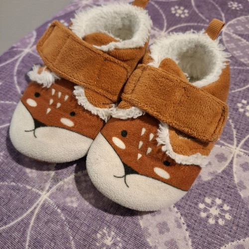 Children's slippers used, sizes 18-21, fox and pink designs