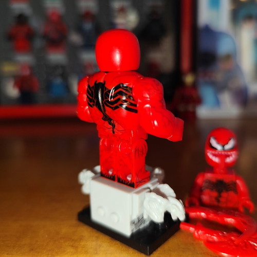 Carnage Marvel Comics figure like new with accessories