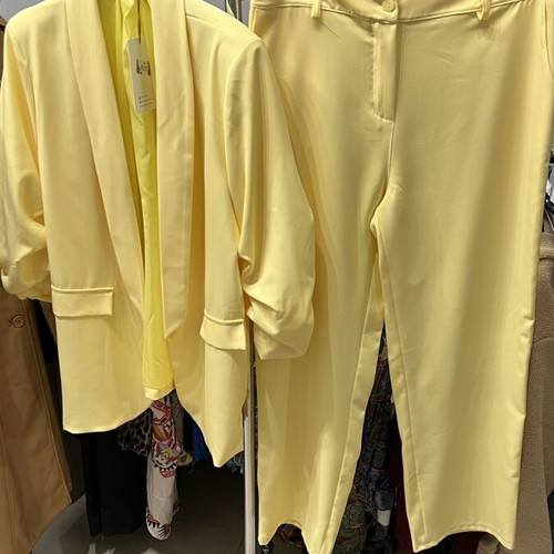 Women's yellow suit like new, sizes L to XL