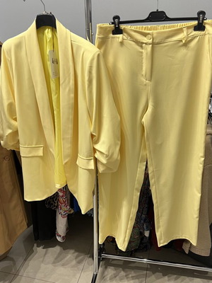 Women's yellow suit like new, sizes L to XL
