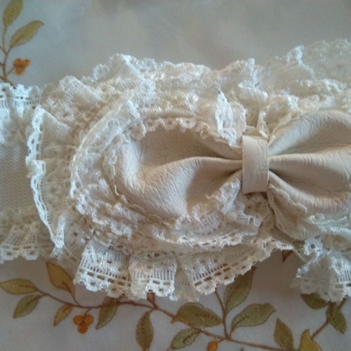 Women's belt with lace white like new