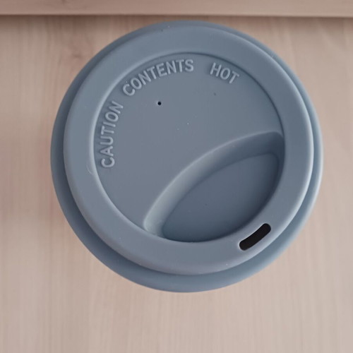 Porcelain mug new with silicone lid