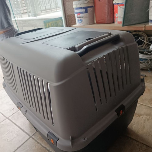 Bergamo dog transport crate like new, approved for airplane travel