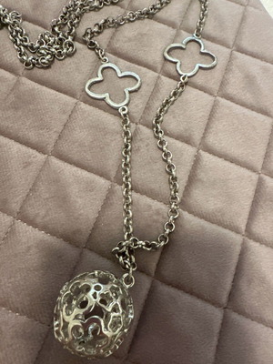 Long necklace in silver color used