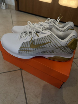Nike M Zoom Vapor 12 Hypersmash tennis shoes new, size 45.5, white and gold