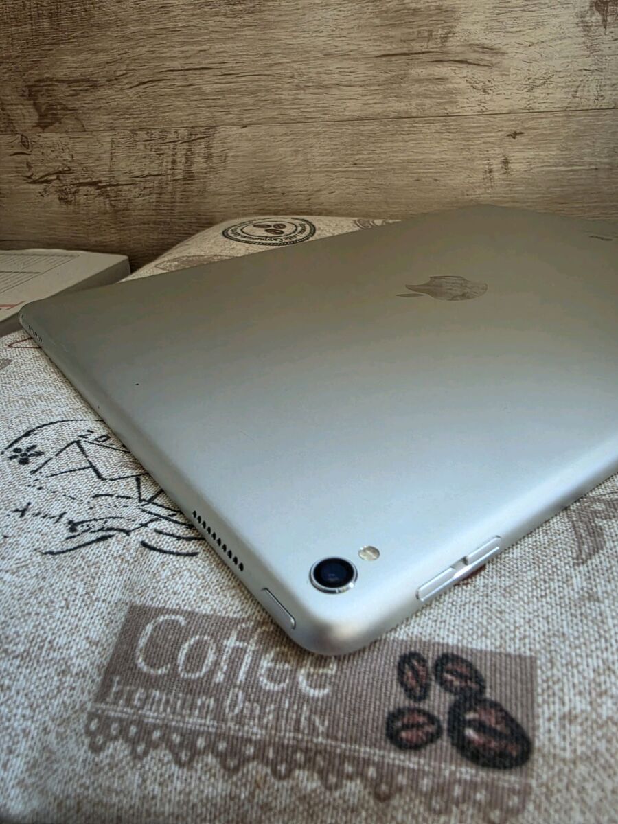 iPad Pro 12.9 inch 2nd Gen Silver A1670… - € 325,00 - Vendora.cy
