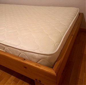 Ξύλινο κρεβάτι με τάβλες και στρώμα αφρού