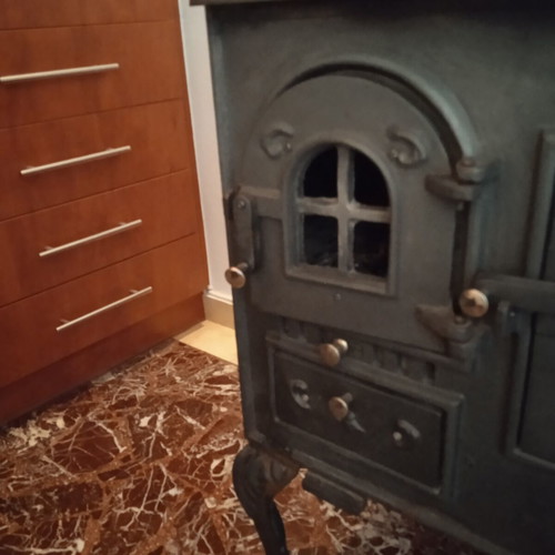 Cast iron stove used with accessories, dimensions 87x51x70 cm