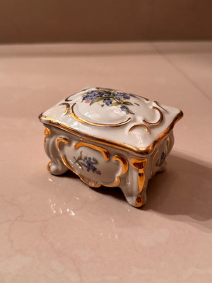Porcelain box Bavaria used with crack