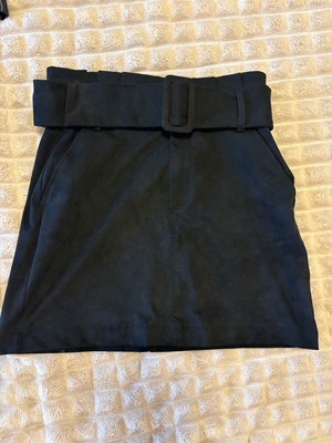 Φούστα σουεντ μαύρη κοντή xsmall αφόρετη Zara