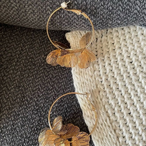 Stradivarius gold hoop earrings like new
