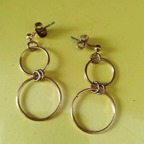 Geometric earrings used in gold color