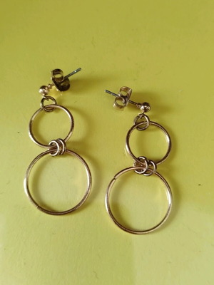 Geometric earrings used in gold color