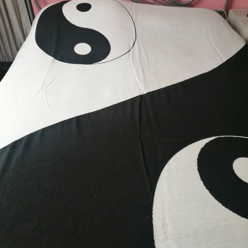 Cotton bed cover like new with Yin Yang symbol 210x260