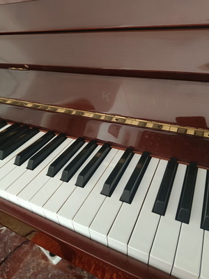 Kawai όρθιο πιάνο με σκαμπό, ιαπωνικής κατασκευής