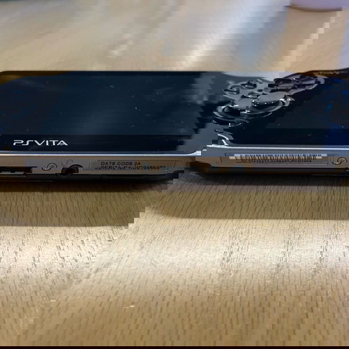 PS Vita PCH-1004 OLED като нов с 6 игри и калъфи Sony