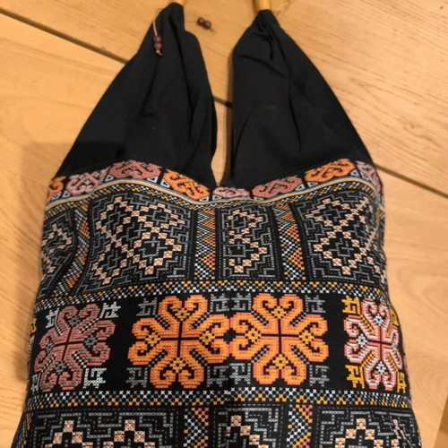 Embroidered shoulder bag like new, black multicolor