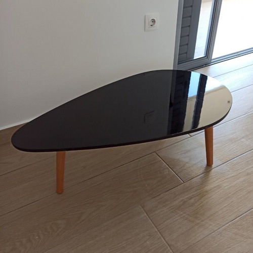 Coffee table like new with glass top and wooden legs