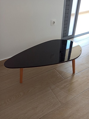 Coffee table like new with glass top and wooden legs