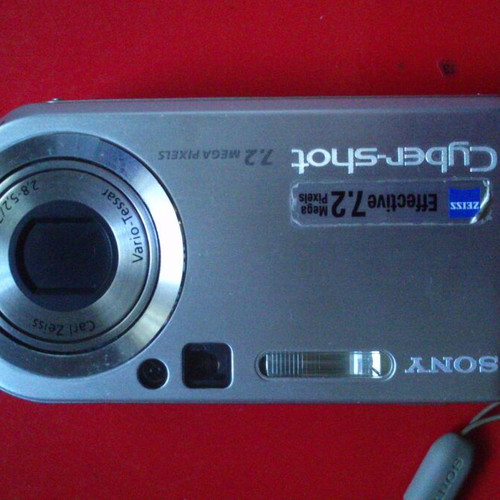 Sony DSC-P200 digital camera like new with Carl-Zeiss lens