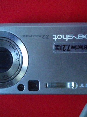 Sony DSC-P200 digital camera like new with Carl-Zeiss lens