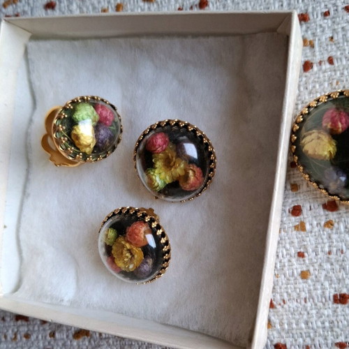 Vintage floral jewelry set like new with earrings, ring and brooch