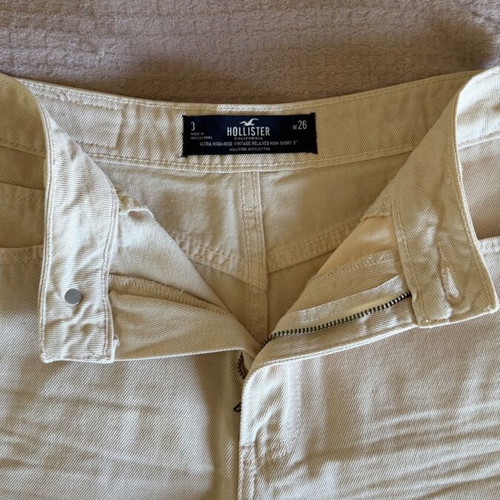 Hollister women's beige short shorts size 26