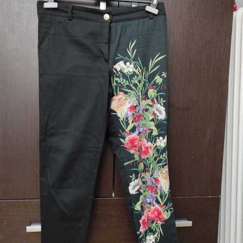 Capri pants black with flowers used, size medium