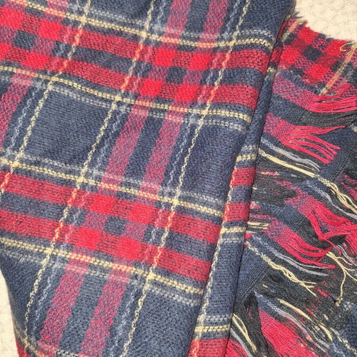 Plaid winter pashmina like new, red and blue